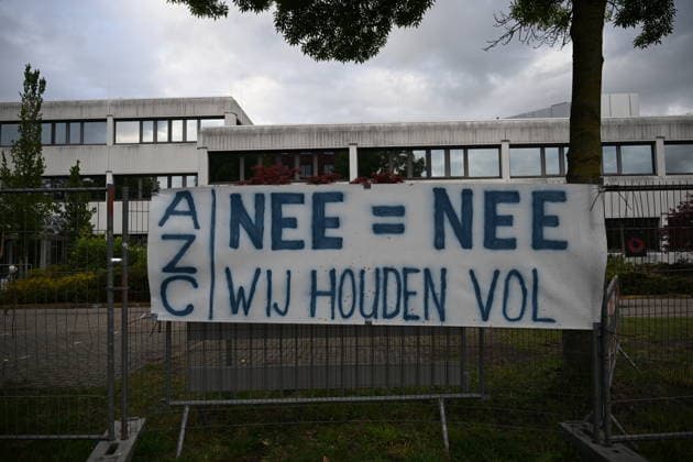 Violent Protest at Asylum Shelter in Loosdrecht LOOSDRECHT, NETHERLANDS - MAY 13: A view of the asylum shelter with a banner hung on the barriers as police officers and emergency services respond after a protest outside a temporary asylum shelter turned violent, leading to several arrests after demonstrators reportedly set fires and launched projectiles near the facility in Loosdrecht, Netherlands, on May 13, 2026. Mouneb Taim Anadolu Loosdrecht Netherlands. Editorial use only. Please get in touch for any other usage.  Copyright: x2026xAnadoluxMounebxTaimx