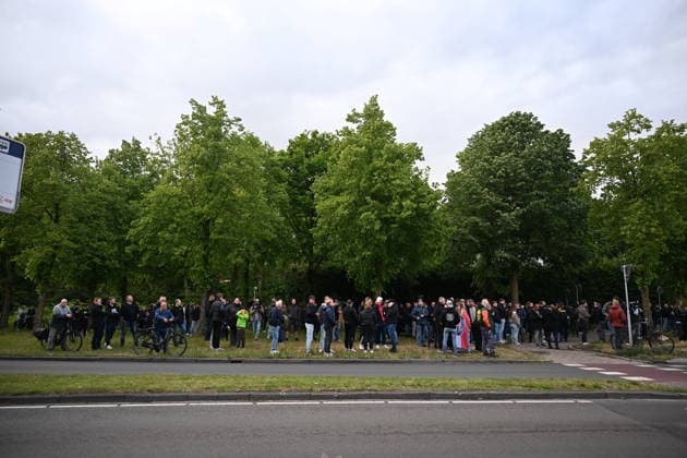 Violent Protest at Asylum Shelter in Loosdrecht LOOSDRECHT, NETHERLANDS - MAY 13: Police officers and emergency services respond after a protest outside a temporary asylum shelter turned violent, leading to several arrests after demonstrators reportedly set fires and launched projectiles near the facility in Loosdrecht, Netherlands, on May 13, 2026. Mouneb Taim Anadolu Loosdrecht Netherlands. Editorial use only. Please get in touch for any other usage.  Copyright: x2026xAnadoluxMounebxTaimx