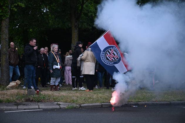Violent Protest at Asylum Shelter in Loosdrecht LOOSDRECHT, NETHERLANDS - MAY 13: Police officers and emergency services respond after a protest outside a temporary asylum shelter turned violent, leading to several arrests after demonstrators reportedly set fires and launched projectiles near the facility in Loosdrecht, Netherlands, on May 13, 2026. Mouneb Taim Anadolu Loosdrecht Netherlands. Editorial use only. Please get in touch for any other usage.  Copyright: x2026xAnadoluxMounebxTaimx