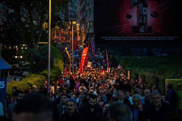 May 13, 2026, Istanbul, Istanbul, Turkey: Supporters of the Republican People s Party (CHP) take part in the first Democracy and Freedom March organized by the Istanbul Provincial Presidency in Istanbul. The march began in front of the Ataturk Museum in the district of Sisli and ended in front of the Sisli Municipality building. Thousands of demonstrators participated in the rally, chanting slogans such as No to trustee appointments and Freedom for political prisoners and messages supporting detained mayors. Istanbul Turkey  - ZUMAt171 20260513_zip_t171_006 Copyright: xAbdullahxTepelix