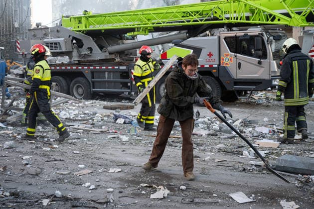 1 killed and 32 wounded in a Russian attack on Kyiv KYIV, UKRAINE - MAY 14: Emergency services work at the site of a Russian missile attack in Kyiv, Ukraine on May 14, 2026. Danylo Antoniuk Anadolu Kyiv Ukraine. Editorial use only. Please get in touch for any other usage.  Copyright: x2026xAnadoluxDanyloxAntoniukx