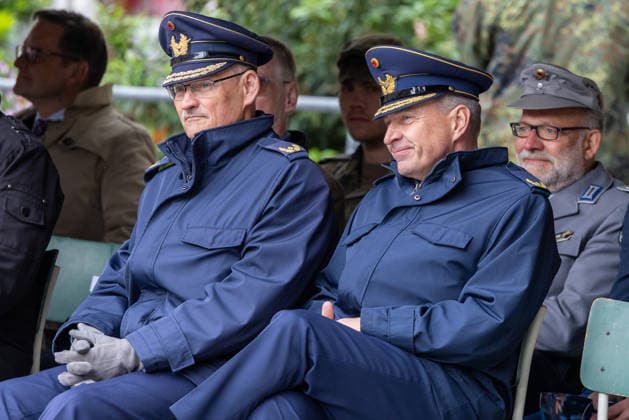 Öffentliches Gelöbnis der Bundeswehr auf dem Sebalder Platz, Nürnberg, 13.05.2026 Brigadegeneral Thomas Hambach (Kommandeur Landeskommando Bayern) und Brigadegeneral Gero von Fritschen (Kommandeur Offizierschule der Luftwaffe) verfolgen als Gäste das Feierliche Gelöbnis. Nürnberg Bayern Deutschland 20260513-1V9A8013-M4000