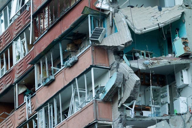 Kyiv comes under massive attack of Russian drones and missiles A nine-storey apartment block is damaged by a missile and drone strike in Kyiv, Ukraine, on May 14, 2026. A large-scale operation targets the Ukrainian capital, involving more than 670 drones and 56 missiles of various types. The operation damages 11 multi-storey residential buildings, cars, a supermarket, two car dealerships, two petrol stations, a business centre, and a service station. At least one person is killed, and 33 are injured, including a two-month-old baby. Kyiv Ukraine Copyright: xKirillxChubotinx originalFilename: ukrinform-kyivcome260514_nph9R.jpg