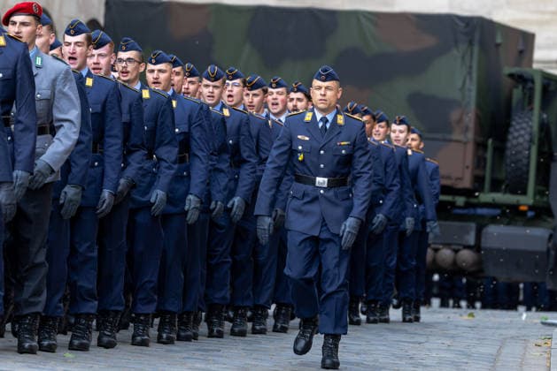 Öffentliches Gelöbnis der Bundeswehr auf dem Sebalder Platz, Nürnberg, 13.05.2026 Der Kompaniechef führt seine Kompanie mit Luftwaffen Rekruten singend zum Feierlichen Gelöbnis. Im Hintergrund ein Bundeswehr-LKW in Flecktarnung. Nürnberg Altstadt - Saint Sebald Bayern Deutschland