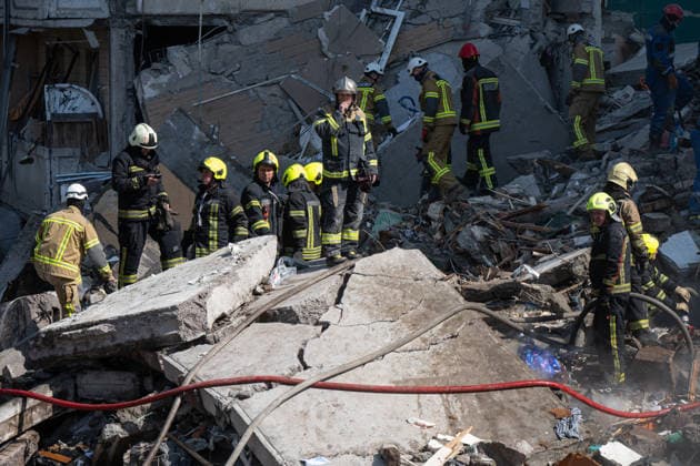 1 killed and 32 wounded in Russian attack on Kyiv KYIV, UKRAINE - MAY 14: Emergency services work at the site of the Russian missile attack in Kyiv, Ukraine on May 14, 2026. Danylo Antoniuk Anadolu Kyiv Ukraine. Editorial use only. Please get in touch for any other usage.  Copyright: x2026xAnadoluxDanyloxAntoniukx