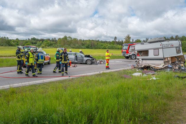 Zwei Schwerverletzte bei Frontalzusammenstoss mit Wohnmobil auf der B32 bei Altshausen Altshausen Deutschland 14 Mai 2026 Einsatzkräfte und Rettungshubschrauber nach schwerem Verkehrsunfall auf der Bundesstraße B32 bei Altshausen Nach einem Frontalzusammenstoss mit einem Wohnmobil wurden zwei Menschen schwer verletzt Die Fahrbahn war während des Rettungseinsatzes komplett gesperrt Editorial use only Fotograf: Eibner-Pressefoto Eky Eibner Copyright: xEibner-Pressefotox EP_EER