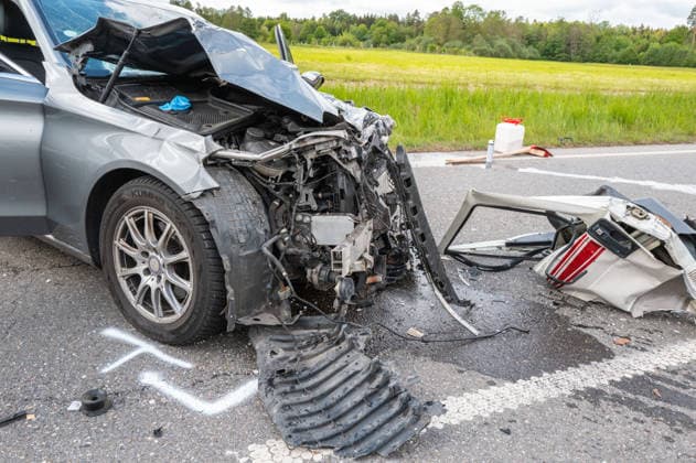 Zwei Schwerverletzte bei Frontalzusammenstoss mit Wohnmobil auf der B32 bei Altshausen Altshausen Deutschland 14 Mai 2026 Einsatzkräfte und Rettungshubschrauber nach schwerem Verkehrsunfall auf der Bundesstraße B32 bei Altshausen. Rechts liegt die Tür des Wohnmobils. Nach einem Frontalzusammenstoss mit einem Wohnmobil wurden zwei Menschen schwer verletzt Die Fahrbahn war während des Rettungseinsatzes komplett gesperrt Editorial use only Fotograf: Eibner-Pressefoto Eky Eibner Copyright: xEibner-Pressefotox EP_EER