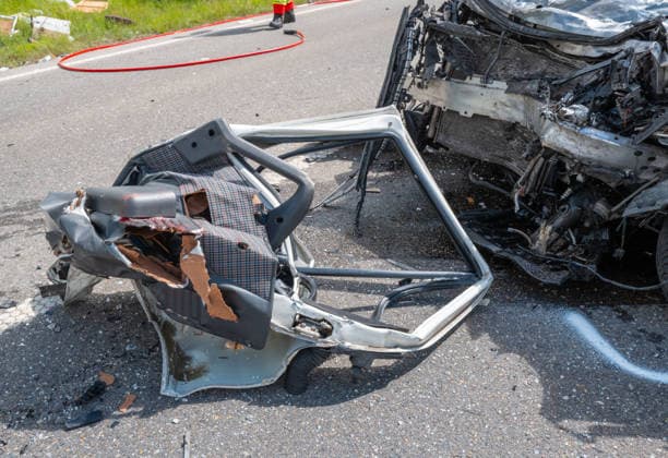 Zwei Schwerverletzte bei Frontalzusammenstoss mit Wohnmobil auf der B32 bei Altshausen Altshausen Deutschland 14 Mai 2026 Einsatzkräfte und Rettungshubschrauber nach schwerem Verkehrsunfall auf der Bundesstraße B32 bei Altshausen Tür des Wohnmobils auf der Strasse. Nach einem Frontalzusammenstoss mit einem Wohnmobil wurden zwei Menschen schwer verletzt Die Fahrbahn war während des Rettungseinsatzes komplett gesperrt Editorial use only Fotograf: Eibner-Pressefoto Eky Eibner Copyright: xEibner-Pressefotox EP_EER