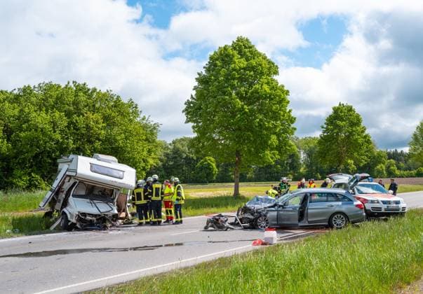 Zwei Schwerverletzte bei Frontalzusammenstoss mit Wohnmobil auf der B32 bei Altshausen Altshausen Deutschland 14 Mai 2026 Einsatzkräfte und Rettungshubschrauber nach schwerem Verkehrsunfall auf der Bundesstraße B32 bei Altshausen Nach einem Frontalzusammenstoss mit einem Wohnmobil wurden zwei Menschen schwer verletzt Die Fahrbahn war während des Rettungseinsatzes komplett gesperrt Editorial use only Fotograf: Eibner-Pressefoto Eky Eibner Copyright: xEibner-Pressefotox EP_EER