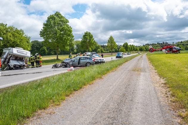 Zwei Schwerverletzte bei Frontalzusammenstoss mit Wohnmobil auf der B32 bei Altshausen Altshausen Deutschland 14 Mai 2026 Einsatzkräfte und Rettungshubschrauber nach schwerem Verkehrsunfall auf der Bundesstraße B32 bei Altshausen Nach einem Frontalzusammenstoss mit einem Wohnmobil wurden zwei Menschen schwer verletzt Die Fahrbahn war während des Rettungseinsatzes komplett gesperrt Editorial use only Fotograf: Eibner-Pressefoto Eky Eibner Copyright: xEibner-Pressefotox EP_EER