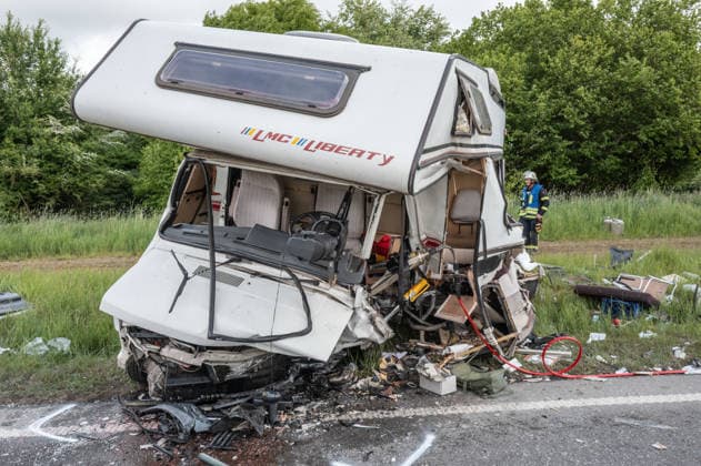 Zwei Schwerverletzte bei Frontalzusammenstoss mit Wohnmobil auf der B32 bei Altshausen Altshausen Deutschland 14 Mai 2026 Einsatzkräfte und Rettungshubschrauber nach schwerem Verkehrsunfall auf der Bundesstraße B32 bei Altshausen Nach einem Frontalzusammenstoss mit einem Wohnmobil wurden zwei Menschen schwer verletzt Die Fahrbahn war während des Rettungseinsatzes komplett gesperrt Editorial use only Fotograf: Eibner-Pressefoto Eky Eibner Copyright: xEibner-Pressefotox EP_EER