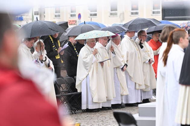 Gemeinsame Eucharistiefeier am Hochfest Christi Himmelfahrt beim Katholikentag in Wuerzburg (Foto vom 14.05.2026). Bis Sonntag werden beim 104. Deutschen Katholikentag unter dem biblischen Leitwort Hab Mut, steh auf! mehrere zehntausend Teilnehmende zu insgesamt 900 Veranstaltungen erwartet. Das Treffen soll angesichts von Krieg, Klimawandel, sozialer Spaltung sowie Vertrauenskrisen in Politik und Kirche dazu ermutigen, nach Wegen fuer die Zukunft zu suchen. (Siehe epd-Meldung vom 14.05.2026) EDITORIAL USE ONLY