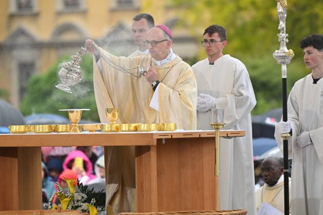 Bischof Franz Jung aus Wuerzburg (M.) waehrend der Gemeinsamen Eucharistiefeier am Hochfest Christi Himmelfahrt beim Katholikentag in Wuerzburg (Foto vom 14.05.2026). Bis Sonntag werden beim 104. Deutschen Katholikentag unter dem biblischen Leitwort Hab Mut, steh auf! mehrere zehntausend Teilnehmende zu insgesamt 900 Veranstaltungen erwartet. Das Treffen soll angesichts von Krieg, Klimawandel, sozialer Spaltung sowie Vertrauenskrisen in Politik und Kirche dazu ermutigen, nach Wegen fuer die Zukunft zu suchen. (Siehe epd-Meldung vom 14.05.2026) EDITORIAL USE ONLY