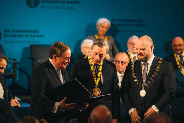 Deutschland, Aachen: Verleihung Internationaler Karlspreis 2026 an Mario Draghi, Mario Draghi, ehemaliger Präsident der Europäischen Zentralbank EZB, italienischer Ministerpräsident a. D., Ehrung, Michael Ziemons (CDU), Oberbürgermeister der Stadt Aachen, Armin Laschet (CDU), Vorsitzender Karlspreis-Direktorium, Medaille Copyright: xThiemoxRudolphx
