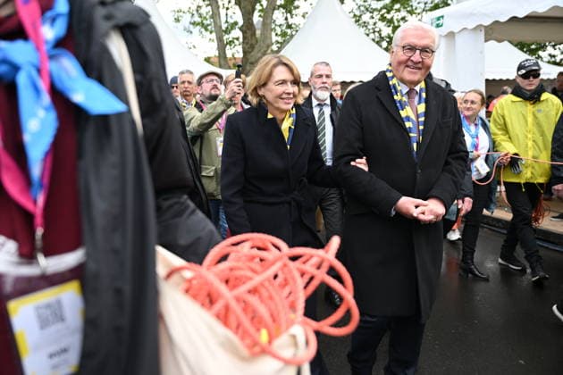 Bundespraesident Frank-Walter Steinmeier und seine Ehefrau Elke Buedenbender (Büdenbender) auf dem Katholikentag in Wuerzburg (Foto vom 14.05.2026). Bis Sonntag werden beim 104. Deutschen Katholikentag unter dem biblischen Leitwort Hab Mut, steh auf! mehrere zehntausend Teilnehmende zu insgesamt 900 Veranstaltungen erwartet. Das Treffen soll angesichts von Krieg, Klimawandel, sozialer Spaltung sowie Vertrauenskrisen in Politik und Kirche dazu ermutigen, nach Wegen fuer die Zukunft zu suchen. (Siehe epd-Meldung vom 14.05.2026) EDITORIAL USE ONLY