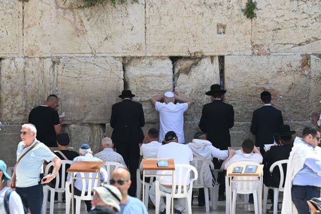 May 14, 2026, Jerusalem, Jerusalem, Israel: Paople are coming to pray and celebrate. Thousands of students and young Israelis from across the country gather at the Western Wall in Jerusalem to celebrate Jerusalem Day. Crowds dance, sing patriotic songs and wave Israeli flags during festive events and marches throughout the Old City. Jerusalem Israel  - ZUMAp227 20260514_zip_p227_009 Copyright: xPaulinaxPatimerx