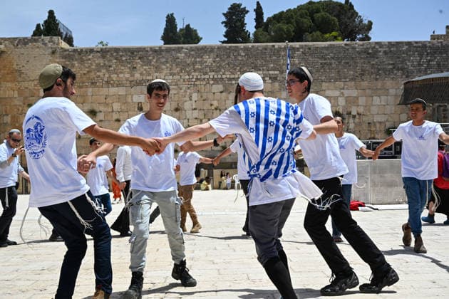 May 14, 2026, Jerusalem, Jerusalem, Israel: Paople are coming to pray and celebrate. Thousands of students and young Israelis from across the country gather at the Western Wall in Jerusalem to celebrate Jerusalem Day. Crowds dance, sing patriotic songs and wave Israeli flags during festive events and marches throughout the Old City. Jerusalem Israel - ZUMAp227 20260514_zip_p227_001 Copyright: xPaulinaxPatimerx