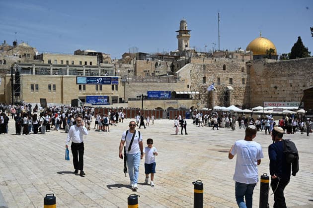 May 14, 2026, Jerusalem, Jerusalem, Israel: Paople are coming to pray and celebrate. Thousands of students and young Israelis from across the country gather at the Western Wall in Jerusalem to celebrate Jerusalem Day. Crowds dance, sing patriotic songs and wave Israeli flags during festive events and marches throughout the Old City. Jerusalem Israel  - ZUMAp227 20260514_zip_p227_013 Copyright: xPaulinaxPatimerx