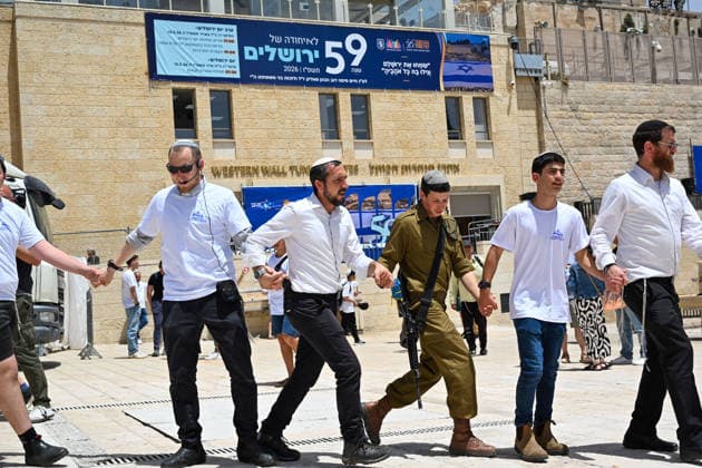 May 14, 2026, Jerusalem, Jerusalem, Israel: Paople are coming to pray and celebrate. Thousands of students and young Israelis from across the country gather at the Western Wall in Jerusalem to celebrate Jerusalem Day. Crowds dance, sing patriotic songs and wave Israeli flags during festive events and marches throughout the Old City. Jerusalem Israel  - ZUMAp227 20260514_zip_p227_016 Copyright: xPaulinaxPatimerx