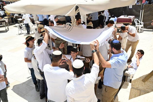 May 14, 2026, Jerusalem, Jerusalem, Israel: Paople are coming to pray and celebrate. Thousands of students and young Israelis from across the country gather at the Western Wall in Jerusalem to celebrate Jerusalem Day. Crowds dance, sing patriotic songs and wave Israeli flags during festive events and marches throughout the Old City. Jerusalem Israel - ZUMAp227 20260514_zip_p227_014 Copyright: xPaulinaxPatimerx
