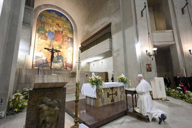 Pope Leo XIV Visits The Sapienza University of Rome - Rome Pope Leo XIV makes pastoral visit to the Sapienza University of Rome, Italy on May 14, 2026. In his speech he urged young people to reject resignation, become ‘artisans of true peace,’ and warned against rising military spending and the dangers of artificial intelligence in war. The Sapienza University of Rome was founded in 1303 and is one of the world s oldest universities. With over 110,000 students, it is also the largest university in Europe. Photo by (EV) Simone Risoluti Vatican Media ABACAPRESS.COM Rome Italy  Copyright: xABACAx