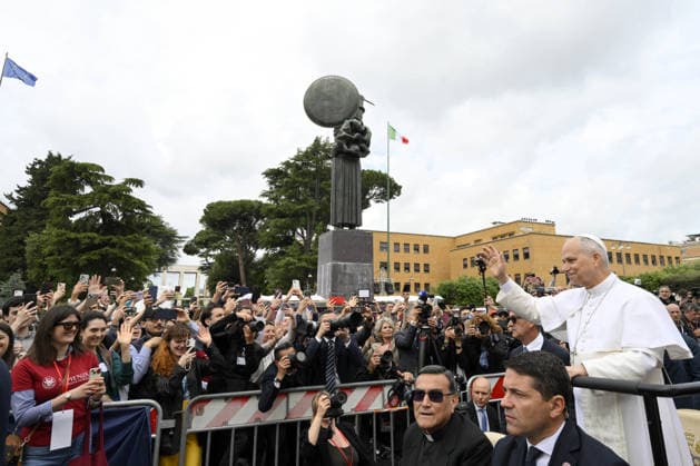 Pope Leo XIV Visits The Sapienza University of Rome - Rome Pope Leo XIV makes pastoral visit to the Sapienza University of Rome, Italy on May 14, 2026. In his speech he urged young people to reject resignation, become ‘artisans of true peace,’ and warned against rising military spending and the dangers of artificial intelligence in war. The Sapienza University of Rome was founded in 1303 and is one of the world s oldest universities. With over 110,000 students, it is also the largest university in Europe. Photo by (EV) Simone Risoluti Vatican Media ABACAPRESS.COM Rome Italy  Copyright: xABACAx