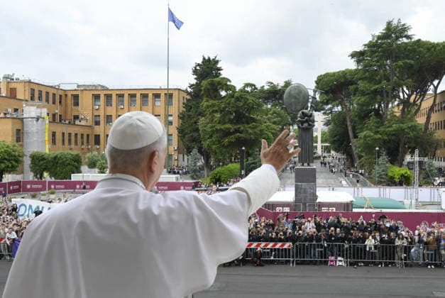 Pope Leo XIV Visits The Sapienza University of Rome - Rome Pope Leo XIV makes pastoral visit to the Sapienza University of Rome, Italy on May 14, 2026. In his speech he urged young people to reject resignation, become ‘artisans of true peace,’ and warned against rising military spending and the dangers of artificial intelligence in war. The Sapienza University of Rome was founded in 1303 and is one of the world s oldest universities. With over 110,000 students, it is also the largest university in Europe. Photo by (EV) Simone Risoluti Vatican Media ABACAPRESS.COM Rome Italy  Copyright: xABACAx