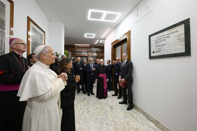 Pope Leo XIV Visits The Sapienza University of Rome - Rome Pope Leo XIV makes pastoral visit to the Sapienza University of Rome, Italy on May 14, 2026. In his speech he urged young people to reject resignation, become ‘artisans of true peace,’ and warned against rising military spending and the dangers of artificial intelligence in war. The Sapienza University of Rome was founded in 1303 and is one of the world s oldest universities. With over 110,000 students, it is also the largest university in Europe. Photo by (EV) Simone Risoluti Vatican Media ABACAPRESS.COM Rome Italy  Copyright: xABACAx