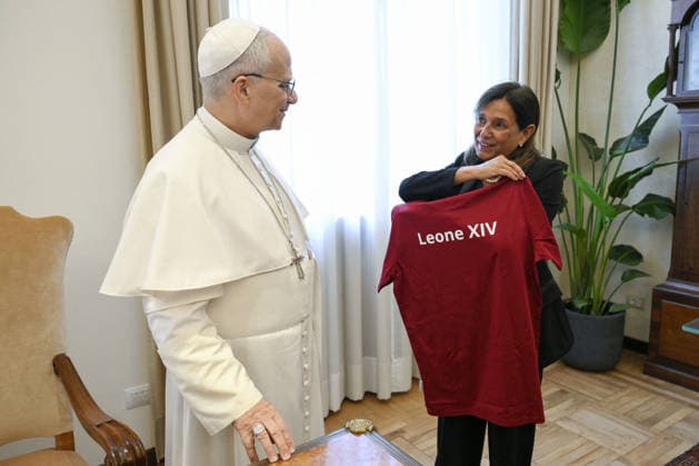 Pope Leo XIV Visits The Sapienza University of Rome - Rome Pope Leo XIV makes pastoral visit to the Sapienza University of Rome, Italy on May 14, 2026. RIGHT: Antonella Polimeni, rector of the Sapienza. In his speech he urged young people to reject resignation, become ‘artisans of true peace,’ and warned against rising military spending and the dangers of artificial intelligence in war. The Sapienza University of Rome was founded in 1303 and is one of the world s oldest universities. With over 110,000 students, it is also the largest university in Europe. Photo by (EV) Simone Risoluti Vatican Media ABACAPRESS.COM Rome Italy  Copyright: xABACAx