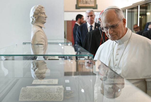 Pope Leo XIV Visits The Sapienza University of Rome - Rome Pope Leo XIV makes pastoral visit to the Sapienza University of Rome, Italy on May 14, 2026. In his speech he urged young people to reject resignation, become ‘artisans of true peace,’ and warned against rising military spending and the dangers of artificial intelligence in war. The Sapienza University of Rome was founded in 1303 and is one of the world s oldest universities. With over 110,000 students, it is also the largest university in Europe. Photo by (EV) Simone Risoluti Vatican Media ABACAPRESS.COM Rome Italy  Copyright: xABACAx