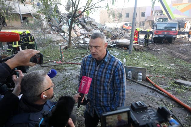 Kyiv city head Vitali Klitschko speaks to the press outside a nine-storey apartment block damaged by a Russian missile and drone strike in Kyiv, Ukraine, on May 14, 2026. Russia launched a massive attack on the Ukrainian capital, deploying more than 670 strike drones and 56 missiles of various types. The attack damaged 11 multi-storey residential buildings, cars, a supermarket, two car dealerships, two petrol stations, a business centre, and a service station. At least seven people were killed, and 39 people were injured, including an infant. (Photo by Oleksandr Klymenko Ukrinform) Kyiv comes under massive attack of Russian drones and missiles Copyright: xOleksandrxKlymenkox