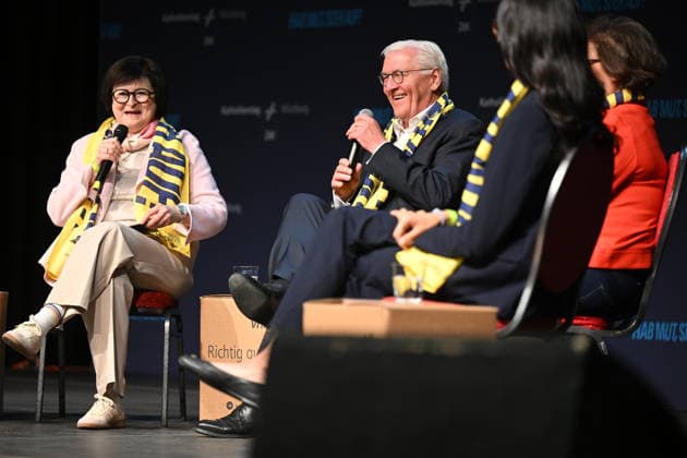Podiumsdiskussion Wir sind die Demokratie - Ein Ehrentag fuer Zusammenhalt und Engagement auf dem Katholikentag in Wuerzburg. (Foto vom 14.05.2026: Moderatorin Anne Reidt; Bundespraesident Frank-Walter Steinmeier; Nadine Mersch, Vorsitzende des Dioezesankomitees im Erzbistum Paderborn; Christiane Mueller (Müller), Vorstand des Regionalverbands des Bunds der Deutschen kath. Jugend Aschaffenburg (v.l.n.r)) Bis Sonntag werden beim 104. Deutschen Katholikentag unter dem biblischen Leitwort Hab Mut, steh auf! mehrere zehntausend Teilnehmende zu insgesamt 900 Veranstaltungen erwartet. Das Treffen soll angesichts von Krieg, Klimawandel, sozialer Spaltung sowie Vertrauenskrisen in Politik und Kirche dazu ermutigen, nach Wegen fuer die Zukunft z Copyright: epd-bild DanielxPeter epd-Katholikentag_Wuerzburg72-kopieren.jpeg