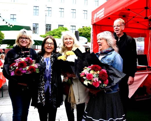 Dr Evelyne Menges Stadtraetin Nana Saengerin Nana Mouskouri Duoble Linda Jo Rizzo Saengerin Tanja Steiling Saengerin Hamburger Fischmarkt Stefan Wolter Hamburger Fischmarkt Moderator Muenchen 14.05.2026 Wittelsbacherplatz Hamburger Fischmarkt Eroeffnung Foto Muenchen