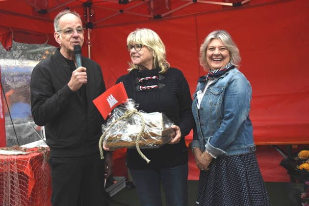 Stefan Wolter Hamburger Fischmarkt Moderator Dr Evelyne Menges Stadtraetin Tanja Steiling Saengerin Hamburger Fischmarkt Muenchen 14.05.2026 Wittelsbacherplatz Hamburger Fischmarkt Eroeffnung Foto Muenchen