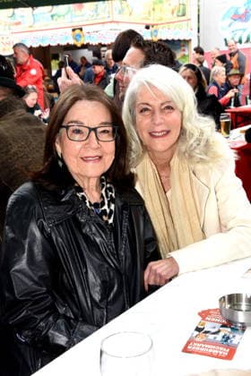 Dr Evelin Menges Stadtraetin Stefen Nana Saengerin Nana Mouskuri Duoble Tanja Steiling Saengerin Hamburger Fischmarkt Linda Jo Rizzo Saengerin Stefan Wolter Hamburger Fischmarkt Moderator Muenchen 14.05.2026 Wittelsbacherplatz Hamburger Fischmarkt Eroeffnung Foto Muenchen