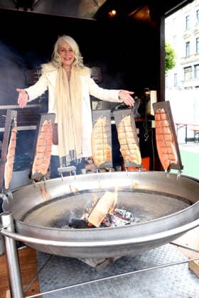 Linda Jo Rizzo Saengerin am Flammlachsstand Muenchen14.05.2026 Wittelsbacherplatz Hamburger Fischmarkt Eroeffnung Foto Muenchen