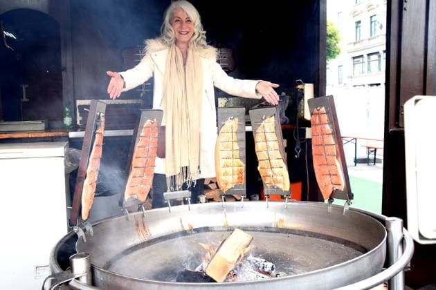 Linda Jo Rizzo Saengerin am Flammlachsstand Muenchen14.05.2026 Wittelsbacherplatz Hamburger Fischmarkt Eroeffnung Foto Muenchen