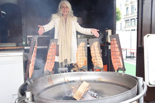 Linda Jo Rizzo Saengerin am Flammlachsstand Muenchen14.05.2026 Wittelsbacherplatz Hamburger Fischmarkt Eroeffnung Foto Muenchen