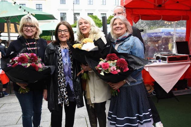 Dr Evelyne Menges Stadtraetin Stefen Nana Saengerin Nana Mouskuri Duoble Tanja Steiling Saengerin Hamburger Fischmarkt Linda Jo Rizzo Saengerin Stefan Wolter Hamburger Fischmarkt Moderator Muenchen 14.05.2026 Wittelsbacherplatz Hamburger Fischmarkt Eroeffnung Foto Muenchen