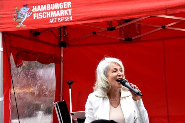 Dr Evelin Menges Stadtraetin Stefen Nana Saengerin Nana Mouskuri Duoble Tanja Steiling Saengerin Hamburger Fischmarkt Linda Jo Rizzo Saengerin Stefan Wolter Hamburger Fischmarkt Moderator Muenchen 14.05.2026 Wittelsbacherplatz Hamburger Fischmarkt Eroeffnung Foto Muenchen