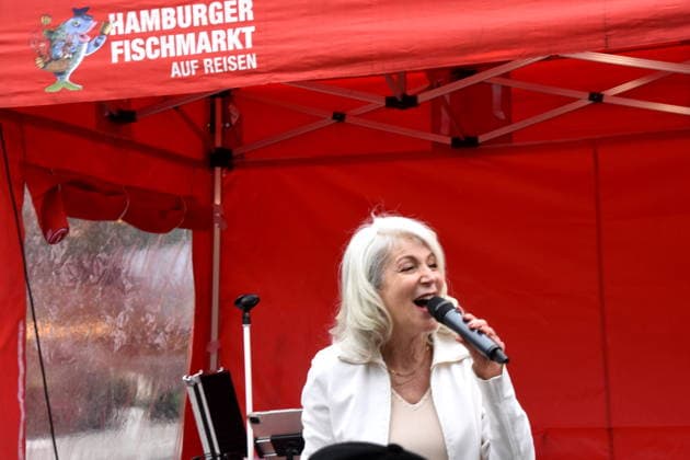 Dr Evelin Menges Stadtraetin Stefen Nana Saengerin Nana Mouskuri Duoble Tanja Steiling Saengerin Hamburger Fischmarkt Linda Jo Rizzo Saengerin Stefan Wolter Hamburger Fischmarkt Moderator Muenchen 14.05.2026 Wittelsbacherplatz Hamburger Fischmarkt Eroeffnung Foto Muenchen