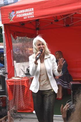 Dr Evelin Menges Stadtraetin Stefen Nana Saengerin Nana Mouskuri Duoble Tanja Steiling Saengerin Hamburger Fischmarkt Linda Jo Rizzo Saengerin Stefan Wolter Hamburger Fischmarkt Moderator Muenchen 14.05.2026 Wittelsbacherplatz Hamburger Fischmarkt Eroeffnung Foto Muenchen