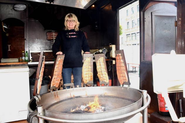 Dr Evelyne Menges Stadtraetin am Flammlachsstand Muenchen 14.05.2026 Wittelsbacherplatz Hamburger Fischmarkt Eroeffnung Foto Muenchen