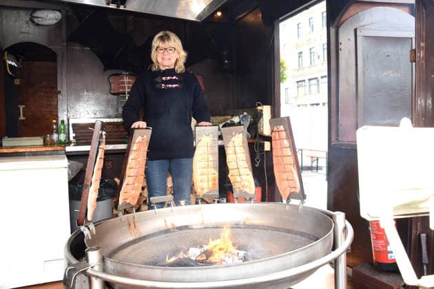 Dr Evelyne Menges Stadtraetin am Flammlachsstand Muenchen 14.05.2026 Wittelsbacherplatz Hamburger Fischmarkt Eroeffnung Foto Muenchen