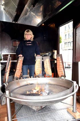 Dr Evelyne Menges Stadtraetin am Flammlachsstand Muenchen 14.05.2026 Wittelsbacherplatz Hamburger Fischmarkt Eroeffnung Foto Muenchen