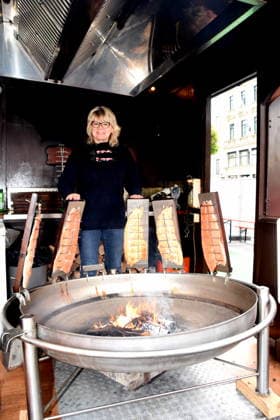 Dr Evelyne Menges Stadtraetin am Flammlachsstand Muenchen 14.05.2026 Wittelsbacherplatz Hamburger Fischmarkt Eroeffnung Foto Muenchen
