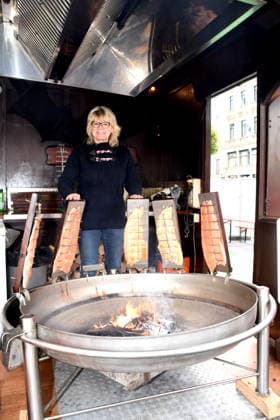 Dr Evelyne Menges Stadtraetin am Flammlachsstand Muenchen 14.05.2026 Wittelsbacherplatz Hamburger Fischmarkt Eroeffnung Foto Muenchen
