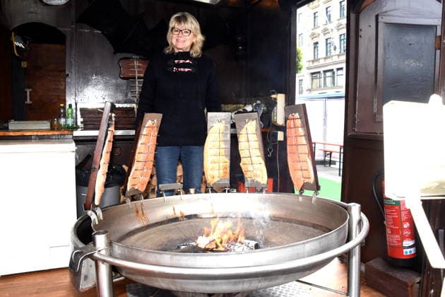 Dr Evelyne Menges Stadtraetin am Flammlachsstand Muenchen 14.05.2026 Wittelsbacherplatz Hamburger Fischmarkt Eroeffnung Foto Muenchen