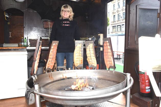 Dr Evelyne Menges Stadtraetin am Flammlachsstand Muenchen 14.05.2026 Wittelsbacherplatz Hamburger Fischmarkt Eroeffnung Foto Muenchen