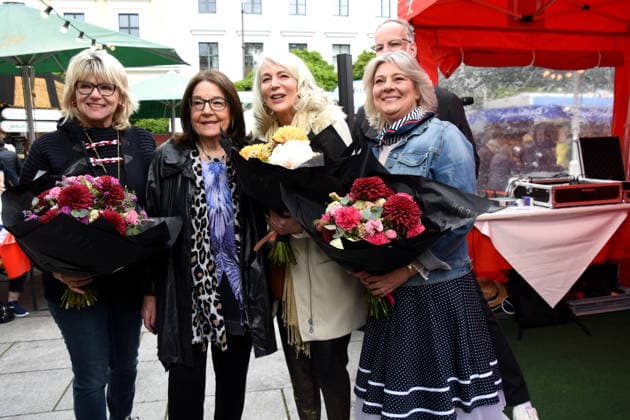 Dr Evelyne Menges Stadtraetin Stefen Nana Saengerin Nana Mouskuri Duoble Tanja Steiling Saengerin Hamburger Fischmarkt Linda Jo Rizzo Saengerin Stefan Wolter Hamburger Fischmarkt Moderator Muenchen 14.05.2026 Wittelsbacherplatz Hamburger Fischmarkt Eroeffnung Foto Muenchen